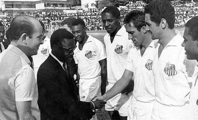 Pelé jugó un partido amistoso con Santos en África. Foto: El Mundo.   