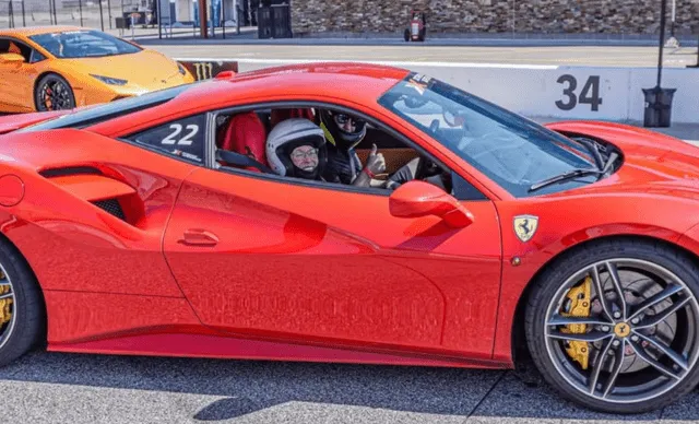 Donna Maddox es una amante de los autos de carreras y cumplió su sueño a los 94 años. Foto: CBS News   