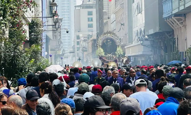 Miles de fieles esperan el próximo recorrido del Señor de los Milagros en Lima. Foto: Fiorella Alvarado - La República   