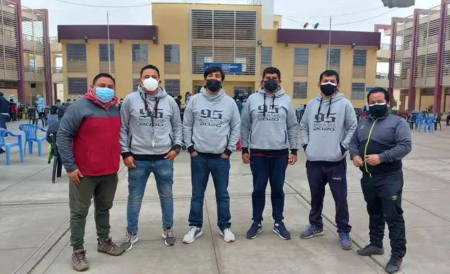 Exalumnos se vacunaron en la GUE. Foto: La República Exalumnos se vacunaron en la GUE. Foto: La República