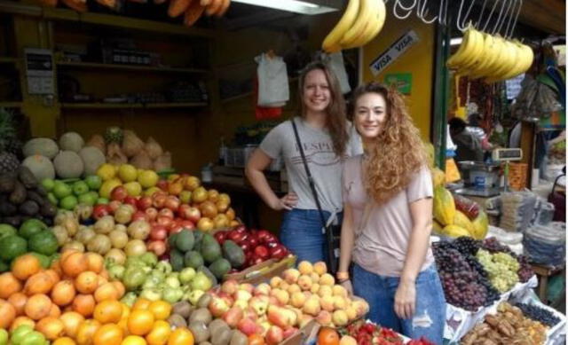 Dos turistas en un tour por los mercados de Lima. (Foto: Alternative Perú)