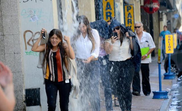 Baldazos y ‘viudas’ hombres: ¿cuáles son los rituales más peculiares para recibir Año Nuevo en Latinoamérica?