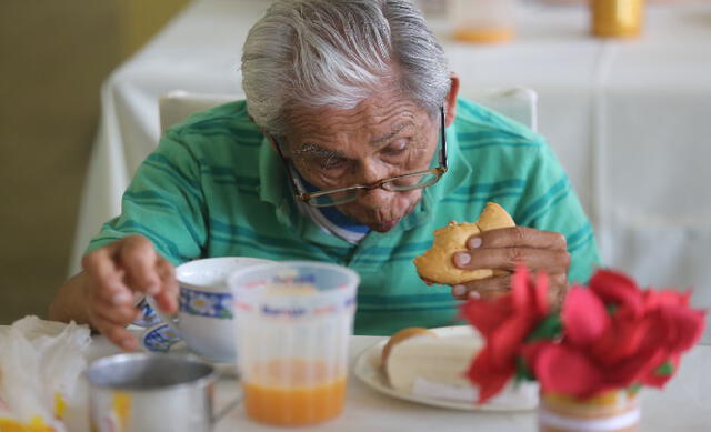 alimentación - adulto mayor - ancianos. Foto: Luis Enrique Saldaña