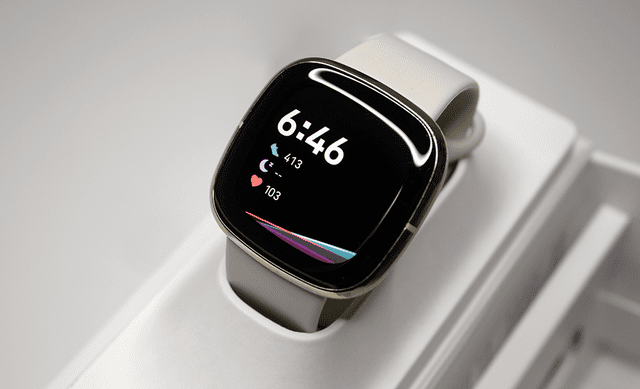 El Fitbit Sense tiene una pantalla AMOLED de 1,58 pulgadas. Foto: Carol Larrain