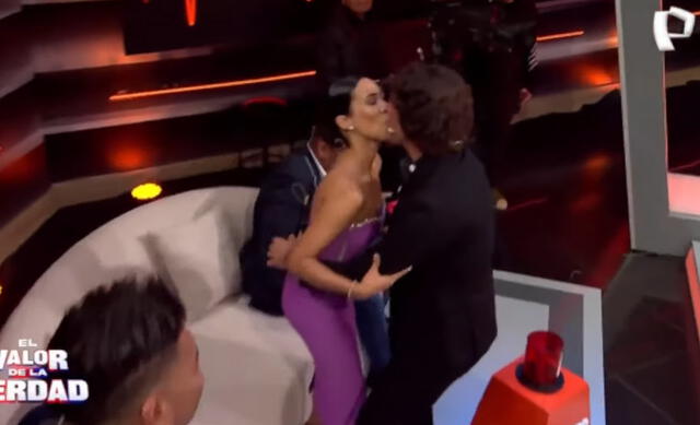 Este fue el cálido beso que compartieron Antonio Pavón y Joi Sánchez, tras responder que sí amaba a la trujillana. Foto: Panamericana Televisión Este fue el cálido beso que compartieron Antonio Pavón y Joi Sánchez, tras responder que sí amaba a la trujillana. Foto: Panamericana Televisión