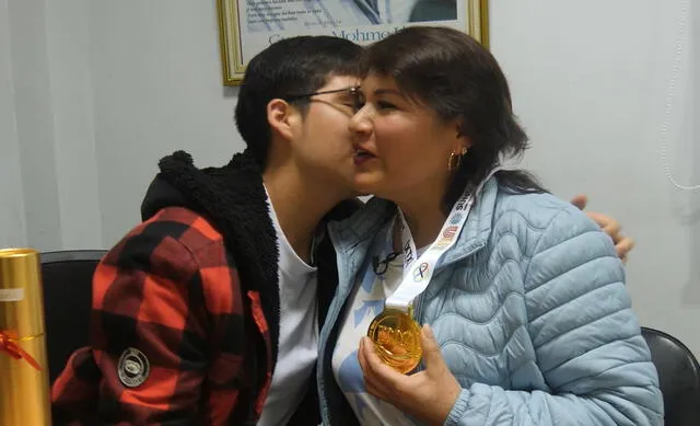  Así es como Sebastián reconoce el apoyo de su familia en este importante logro para el Perú. Foto: La República   