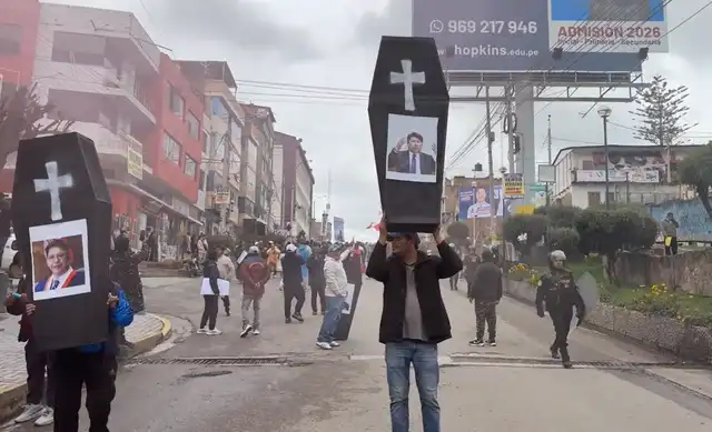 Ciudadanos exigen prioridad y presupuesto para la construcción de la carretera de cuatro carriles. Foto: Huanca York Times. Ciudadanos exigen prioridad y presupuesto para la construcción de la carretera de cuatro carriles. Foto: Huanca York Times.