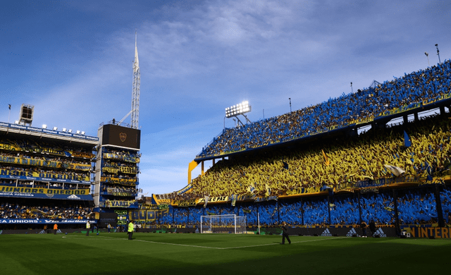 Los estadios también generan una importante actividad económica. Foto: Freepik   