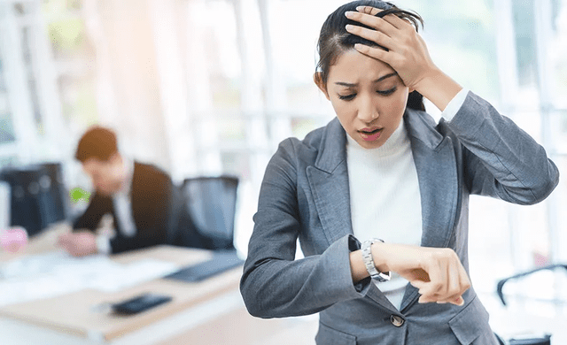  La impuntualidad está relacionada con la procrastinación. Foto: Universal México   