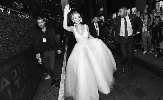 Jennifer Lawrence escenificando su boda en 2017