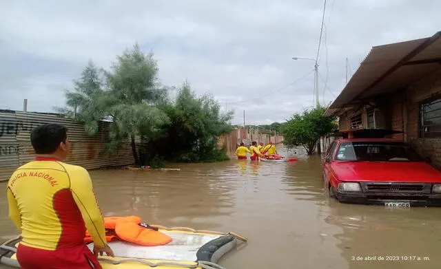  Personal de salvataje llega a rescatar a familias. Foto: Walac Noticias<br><br>    