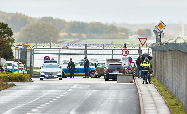 La policía acordonó la zona exterior del aeropuerto de Hamburgo mientras se trabajaba por liberar a la menor de 4 años. Foto: EFE   
