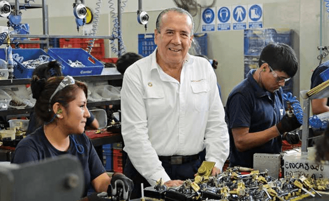 Víctor Raúl Canepa en su fábrica Cerraduras Cantol. Foto: cibepyme   