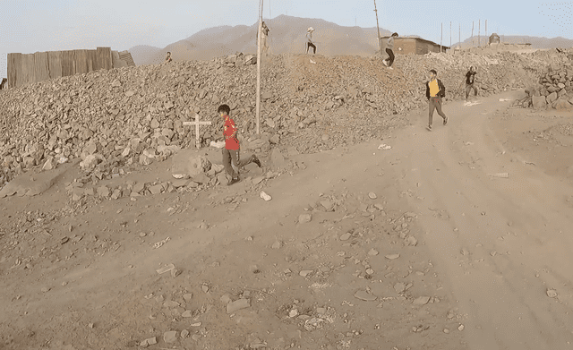 Niños jugando en cementerio clandestino de Independencia. Foto: YouTube/MarkoTk   