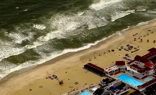  Así se ven las olas en Carolina del Norte provocadas por Erin. Foto: CNN-News18   