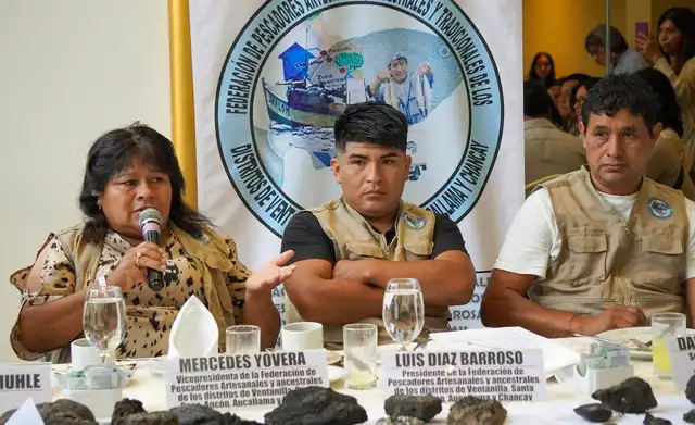 Pescadores realizaron una conferencia de prensa el 14 de enero en la que dieron a conocer que el crudo aún persiste en las playas de Ventanilla. Foto: CooperAcción.    