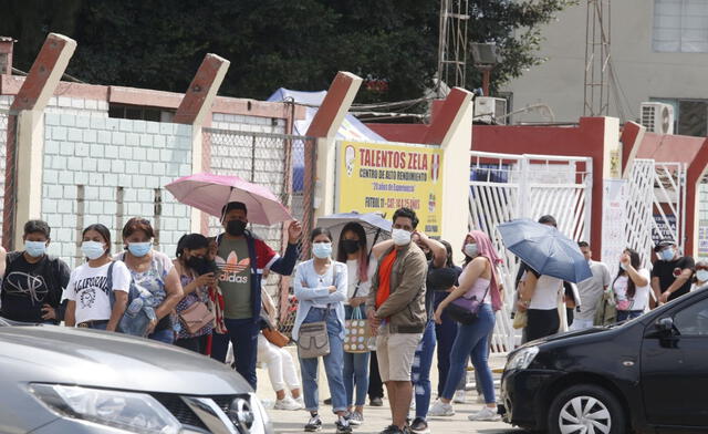 Ciudadanos acudieron a realizarse pruebas contra la COVID-19. Foto: Carlos Félix / La Republica