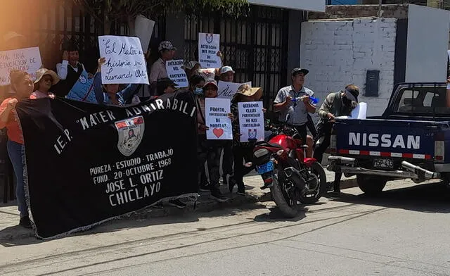 Padres protestan para exigir culminación de colegio. Foto: La República.