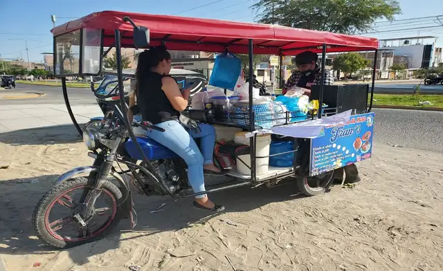 Emprendedor llega desde la provincia de Sullana a ofrecer su ceviche de caballa. Foto: Almendra Ruesta.