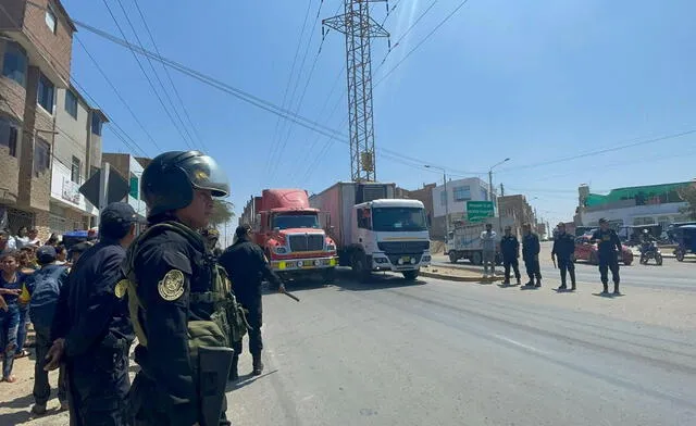 Policía despeja carretera que fue bloqueada por pobladores en Chiclayo. Foto: Rosa Quincho.
