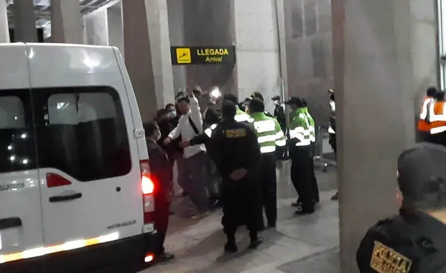 El delantero llegó al promediar las 6.00 pm al aeropuerto Alejandro Velasco Astete. Foto: Luis Álvarez/La República