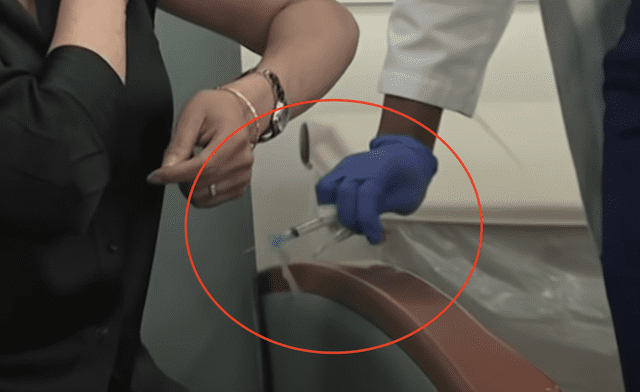 En el cuadro, se puede apreciar que lo que la enfermera dobla es la cubierta de seguridad de la jeringa. Foto: captura en YouTube / Los Angeles Times