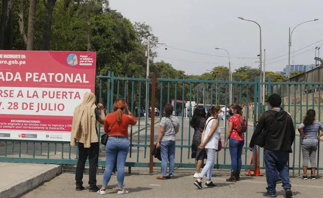 Ciudadanos acudieron a realizarse pruebas contra la COVID-19. Foto: Carlos Félix / La Republica