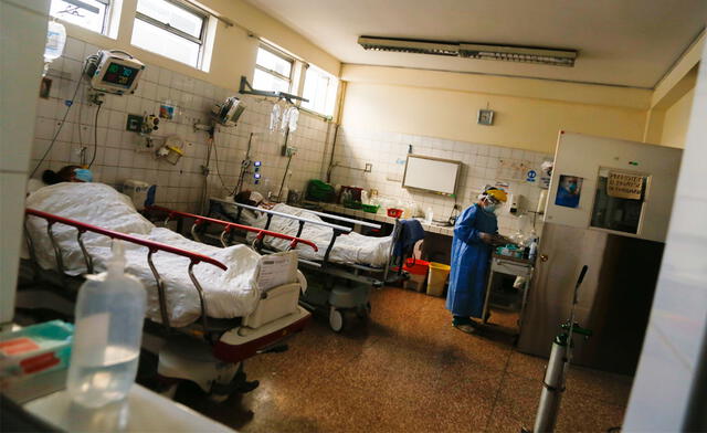 Área de observación en el Hospital Dos de Mayo donde, por demanda hospitalaria, pacientes deben permanecer largo tiempo. Foto: Gian Masko.