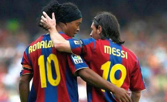 Ronaldinho y Messi jugaron juntos en Barcelona y ganaron la Champions League en el 2006. Foto: AFP