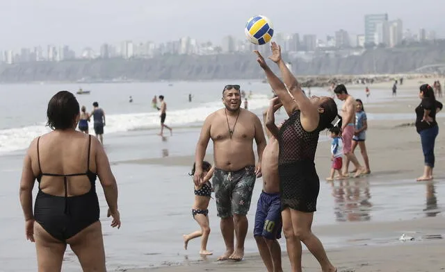 Así disfrutaron su día de playa los ciudadanos de Lima en playa Agua Dulce. Foto: Gerardo Marín / La República