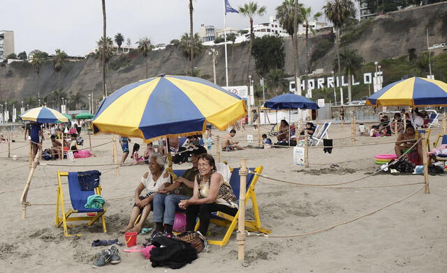 Así disfrutaron su día de playa los ciudadanos de Lima en playa Agua Dulce. Foto: Gerardo Marín / La República