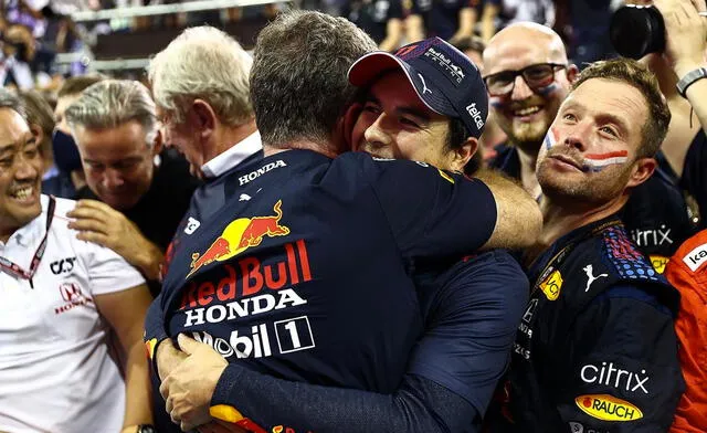 'Checo' Pérez y Max Verstappen son compañeros en Red Bull desde este año. Foto: Twitter Sergio Pérez