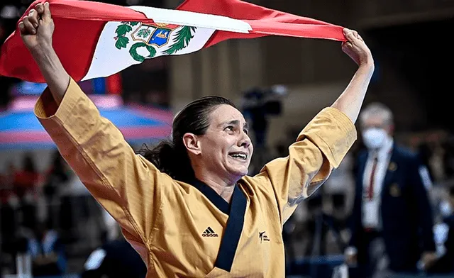 La ingeniera alimentaria y taekwondista corrió emocionada con la bandera en el World Taekwondo Poomsae Championships Goyang 2022.