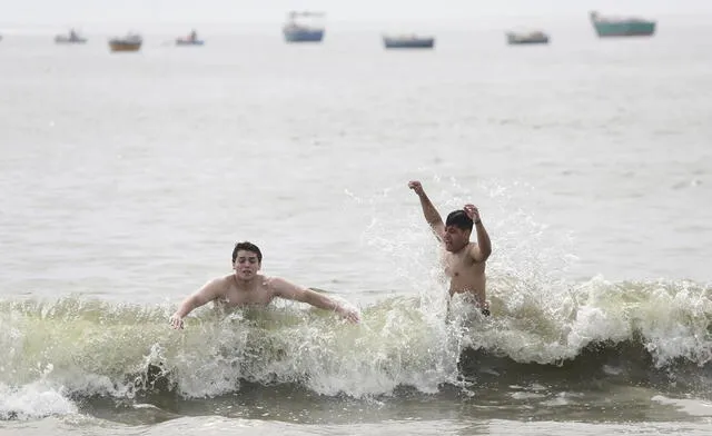 Así disfrutaron su día de playa los ciudadanos de Lima en playa Agua Dulce. Foto: Gerardo Marín / La República