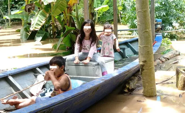 Niños aguardando fuera de su casa sobre canoa. Foto: La República