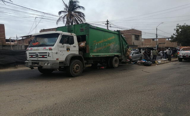 Automovil impacta a carro recolectos de basura. Foto: Municipalidad de Castilla.