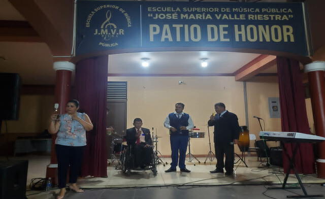 Joven da su recital de violín y sorprende a invitados. Foto: Almendra Ruesta