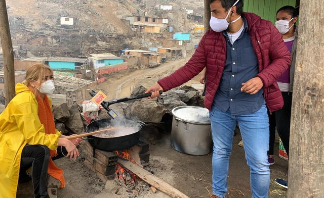 Gisela Valcárcel prepara comida para pobladores de SJL. Foto: difusión