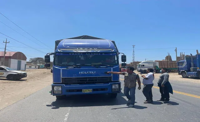 Transportistas impiden el paso para exigir que el Ejecutivo esciche sus reclamos. Foto: Rosa Quincho