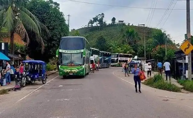 Interrumpen tránsito vehicular a consecuencia de paro indefinido. Foto: Prensa directa Interrumpen tránsito vehicular a consecuencia de paro indefinido. Foto: Prensa directa