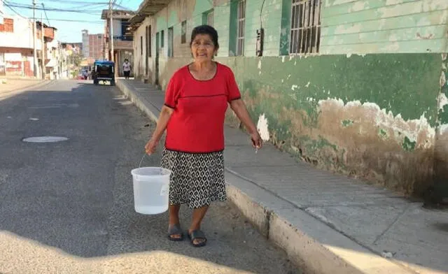 Pobladores deben cargar el agua a través de baldes. Foto: Noticias 3.0