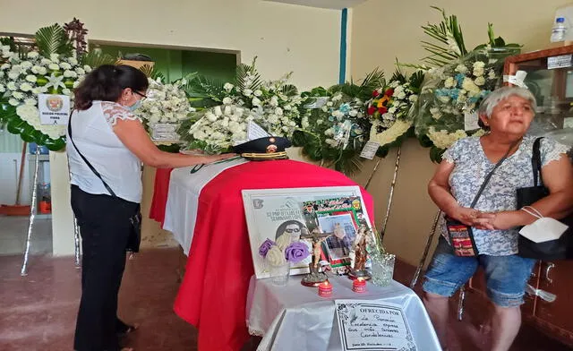 Familiares lloran la muerte de un agente policial en Piura. Foto: Almendra Ruesta.