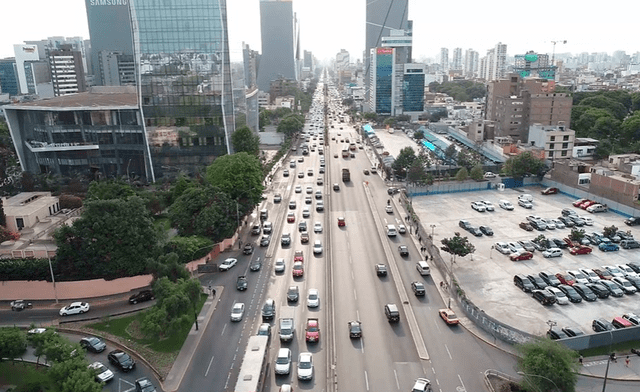  Avenida Javeir Prado en su tramo por San Isidro, frente al Hotel Westin. Foto: Flickr    