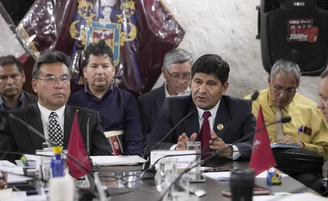  Rohel Sánchez Gobernador regional de Arequipa acudió al Consejo Regional para hablar sobre proyectos de su gestión. Foto: Rodrigo Talavera/La República<br><br>    
