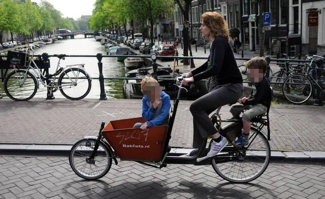 En Países Bajos muchos menores son trasladados a sus escuelas en bicicletas. Foto: Shutterstock   