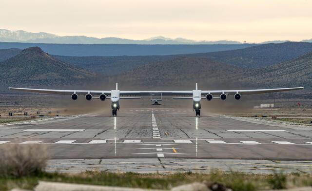 Las funciones que cumple este avión son parecidas a las que SpaceX busca con sus cohetes reutilizables. Foto: Stratolaunch.com.   