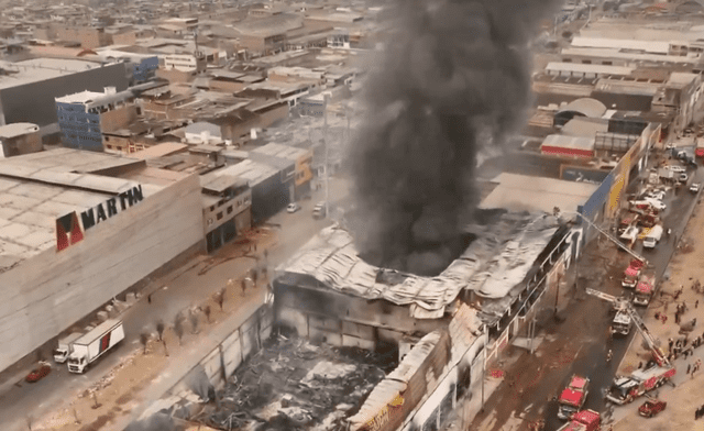 Fuerte incendio consume fábrica de colchones en Parque Industrial de Villa El Salvador Fuerte incendio consume fábrica de colchones en Parque Industrial de Villa El Salvador