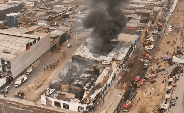 Incendio código 3 se registra en Villa El Salvador: se oyen explosiones y hay riesgo de expansión a viviendas. Incendio código 3 se registra en Villa El Salvador: se oyen explosiones y hay riesgo de expansión a viviendas.