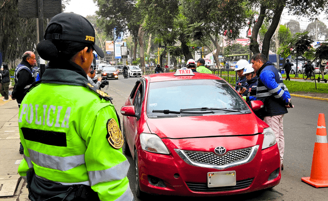 Conductores afirman que la disposición puede afectar su economía y trabajo. Foto: Silvana Quiñonez/ La República.   
