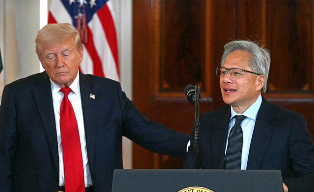  President Donald Trump and Jensen Huang during president's tour through Mid West. Photo: AFP News    